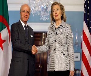 مصر اليوم - كلينتون في الجزائر لبحث أزمتي مالي وخطر القاعدة