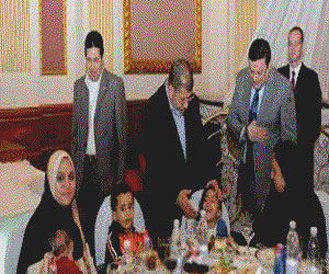   مصر اليوم - محمد مرسي يتناول الغذاء مع عدد من الأسر