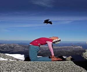   مصر اليوم - سلوفينية تمارس اليوغا على ارتفاع 3500 م في جبال الألب