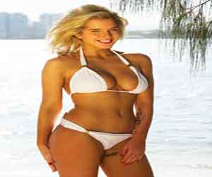   مصر اليوم - هيلين فلانغان تحاول دخول عالم البيكيني