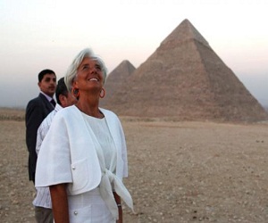 مصر اليوم - 'لاغارد' في جولة سياحية بالأهرامات