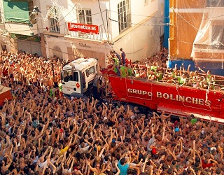 مصر اليوم - انطلاق لا توماتينا مهرجان الطماطم في إسبانيا