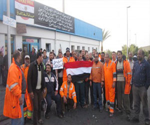   مصر اليوم - عمال ميناء السخنة في السويس يستمرون في إضرابهم لليوم الثاني