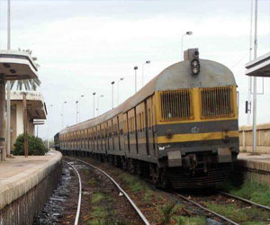 مصر اليوم - مقتل عامل نظافة صدمه قطار أبي قير في الإسكندرية