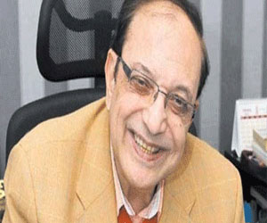 مصر اليوم - خليل فاض يحتفل بتوقيع مشاهد من على كرسي الطبيب