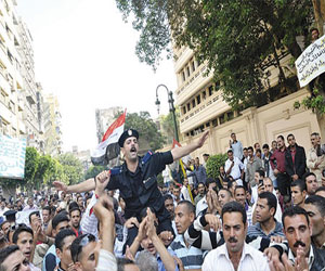 مصر اليوم - أمناء الشرطة يتظاهرون أمام الداخلية لمساواتهم بالضباط