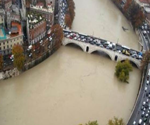   مصر اليوم - فيضان نهر التيبر في روما يغلق أشهر جسورها التاريخية