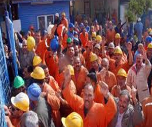   مصر اليوم - عمال الرباط والسفن في السويس يغلقون أبواب شركتهم مستخدمين الجنازير