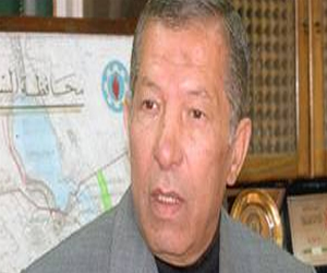 مصر اليوم - الاحتجاجات تمنع محافظ السويس من الخروج من مقر عمله