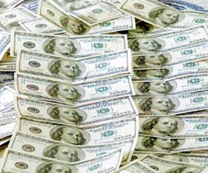 مصر اليوم - البنوك تنافس شركات الصرافة علي شراء الدولار من العملاء