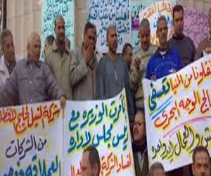   مصر اليوم - عمال النيل لحليج الأقطان يحتجون أمام مقر الشركة في القاهرة