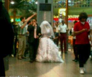 مصر اليوم - مصري يحتفل بزفافه في مجمع تجاري في الخبر