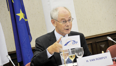 مصر اليوم - المجلس الأوروبي يحذّر من الليونة في تنفيذ الإصلاحات لإنهاء الأزمة