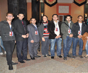   مصر اليوم - أبطال مسرحية وجوه يتسلمون درع مهرجان بجاية الجزائري