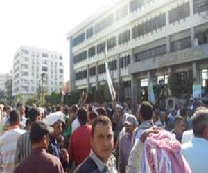 مصر اليوم - متظاهرو الإسماعيلية يغلقون مبنى المحافظة ويمنعون القيادات من الدخول