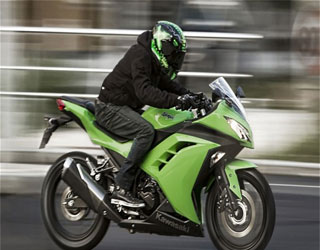 مصر اليوم - كاوازاكي تدشن البخارية نينجا طراز 300