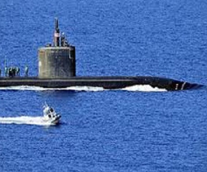   مصر اليوم - غواصة نووية ومدمرة أميركية تعبران قناة السويس