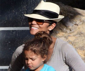   مصر اليوم - هالي بيري ممنوعة من نقل ابنتها للإقامة في فرنسا