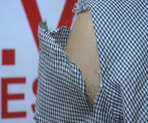   مصر اليوم - عناصر من الأمن في غزة تعتدي على مصور قناة فلسطين اليوم