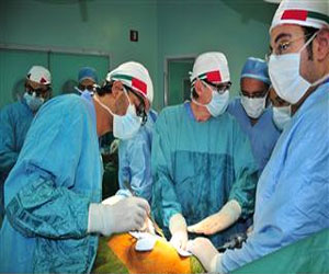 مصر اليوم - جراح إماراتي يجري عملية لإغلاق ثقب في قلب شاب مصري بالمناظير