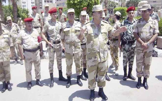   مصر اليوم - قوات الجيش الثالث تضبط 8 مخازن للأسلحة قرب المجرى الملاحي للقناة