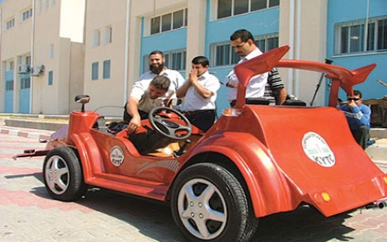   مصر اليوم - طلاب غزَّة يصنعون سيَّارة فلسطينيَّة بمواصفات عالميَّة وإمكانيَّات بسيطة