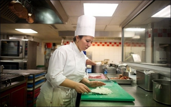   مصر اليوم - جيل جديد من النساء في مطابخ المطاعم الباريسيّة