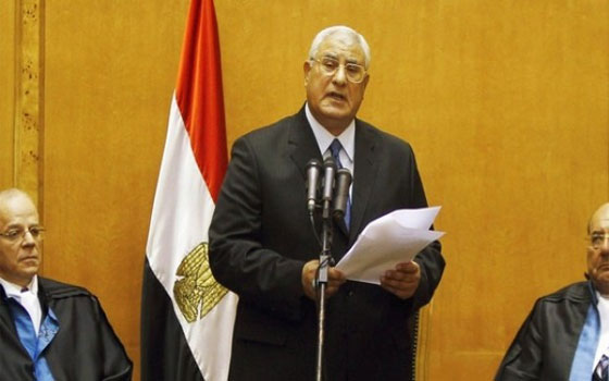   مصر اليوم - عدلي منصور يصدر قانون التظاهر بعد 10 أيام من رفع حالة الطوارئ في البلاد