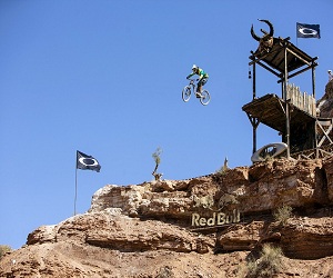   مصر اليوم - كندي يفوز بالمركز الأول في مسابقة ريد بول الجبلية (2)