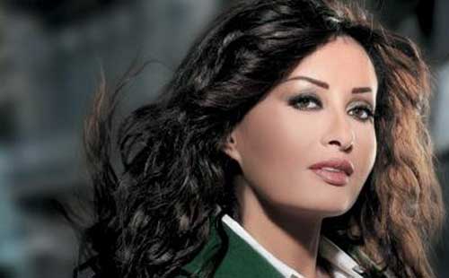   مصر اليوم - لطيفة تهدي درع مهرجان الإسكندرية إلى الشهداء