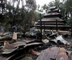   مصر اليوم - آلاف المسلمين يضرمون النار في معابد بوذية في بنغلادش