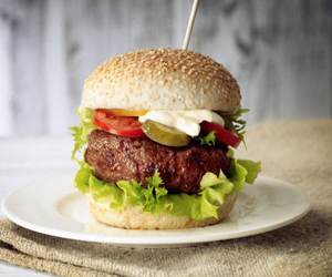   مصر اليوم - شطائر البرغر الصغيرة مع البصل