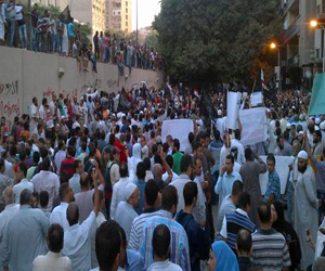 مصر اليوم - القبض على 4 مصريين بتهمة اقتحام السفارة الأميركية