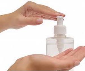   مصر اليوم - امرأة تقود تحت تأثير معقم اليدين