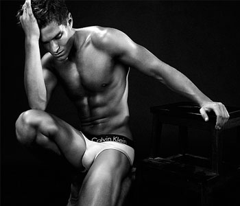 مصر اليوم - أوليفر تشيشير يكشف عضلات بطنه المنحوتة