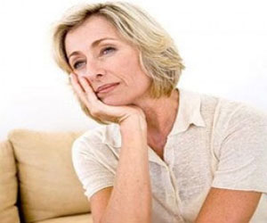   مصر اليوم - النساء البريطانيات يتمسكن بملابسهن القديمة