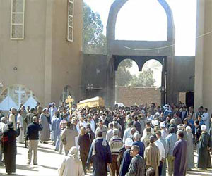 مصر اليوم - أقباط الأقصر يساهمون في كفالة أسرتين سوريتين