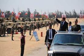   مصر اليوم - مرسي يستعرض قوات الفرقة السادسة المدرعة في الجيش الثاني الميداني