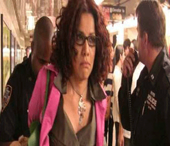   مصر اليوم - اعتقال منى الطحاوي لطمسها إعلان إسرائيلي