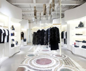 مصر اليوم - أول متجر لفرساتشي في سوهو يقدم بدائل عصرية