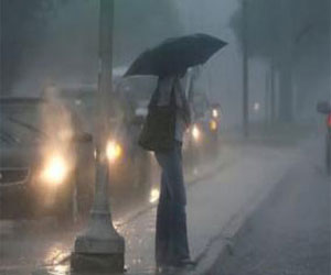   مصر اليوم - أمطار رعدية تجتاح أسوان وانعدام الرؤية في عدد من مناطق المدينة