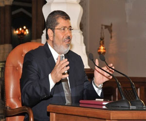 مصر اليوم - مرسي يهنيء الكاتب الصحافي المصري هيكل بعيد ميلاده