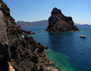   مصر اليوم - الشواطئ البركانية في جزر سانتوريني اليونانية