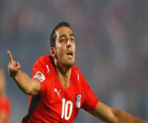   مصر اليوم - رة شكري يخرج من مران الأهلي بعد تعرضه لإغمائه