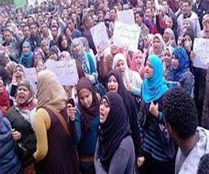   مصر اليوم - وقفة احتجاجية أمام التعليم العالي لتغيير مادة في اللائحة